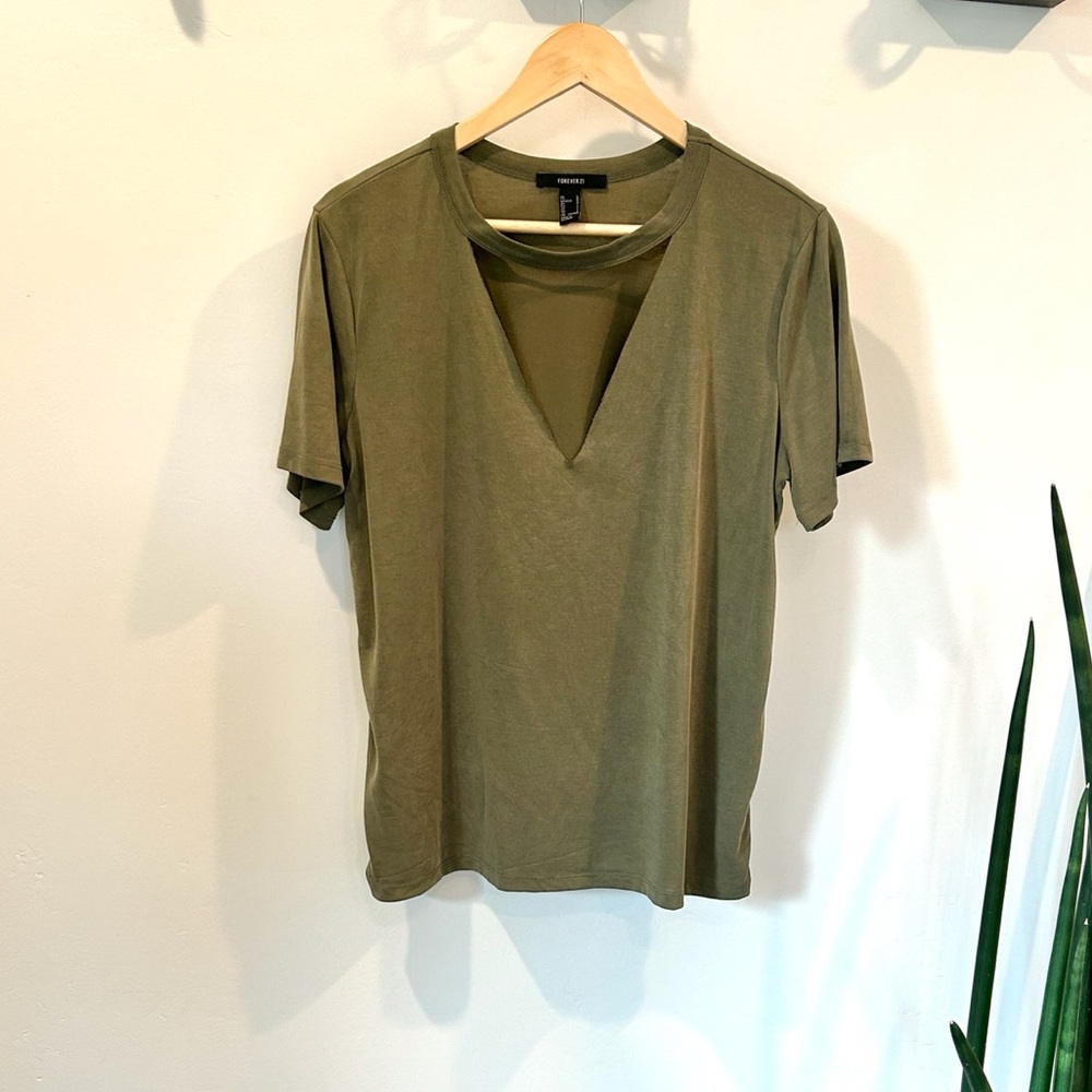 Forever 21 Triangle Cut Out V-Neck Women's Tee - Picture 4 of 12
